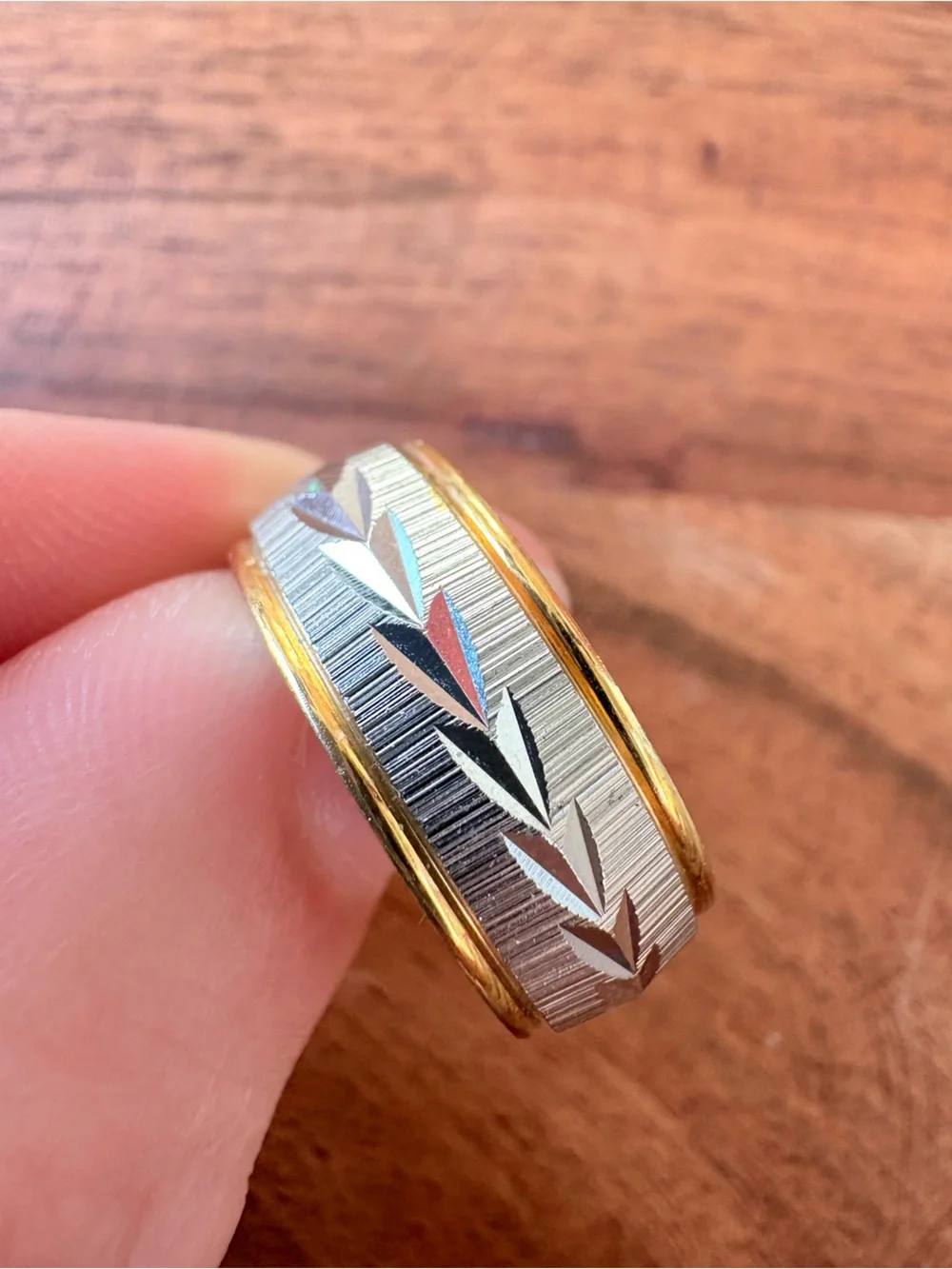 Classic Two-Tone Arrow Pattern Women's Band - Size 7.5